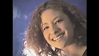 Şirin esmer sigara içiyor!