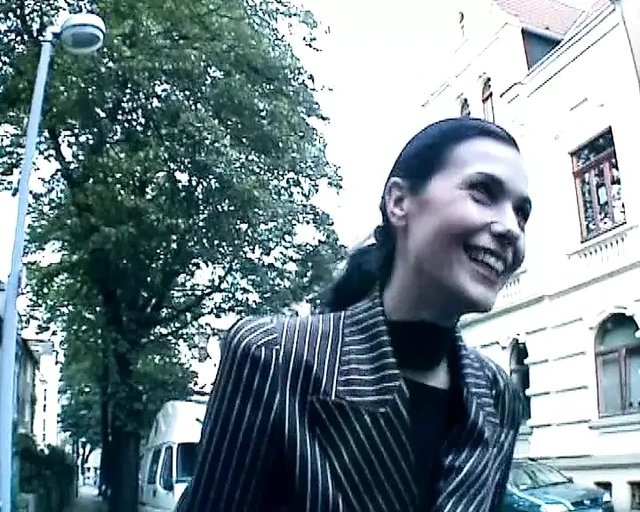 Çarpıcı görünümlü Alman bayan amını dildoyla ıslatıyor