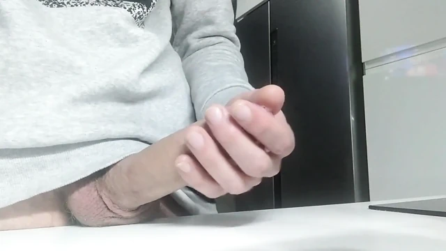 Büyük yarak 1 hafta sonra boşalmayı boşaltıyor, kalın dölle oynuyor