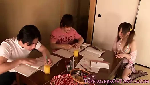 Pigtails nippon genç arkadaşlar tarafından hissettim