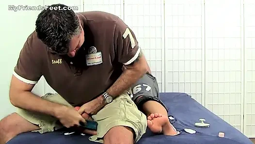 Üniversiteli güreşçi Dominic gıdıklayarak parçalanıyor