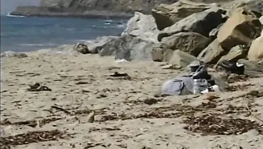 İyi tercih edilen Avrupalı olmayan kadın kayalık sahilde büyük yarağa biniyor