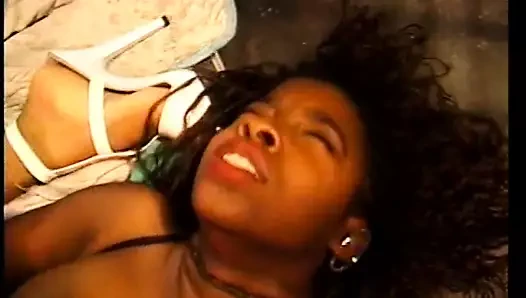 Siyah adamlar sokak fahişeleriyle nasıl iyi vakit geçirileceğini biliyor