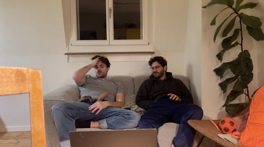 Ondan yarağımı almasını isteyene kadar heteroseksüel arkadaşımla porno izliyorum