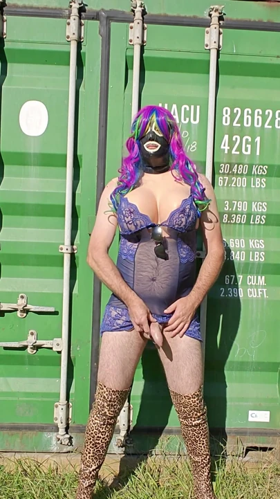 Dev yapay göğüslü crossdresser iç çamaşırıyla dışarıda mastürbasyon yapıyor | Bölüm 1
