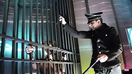 Bir bdsm ustası sarışın kölesine yarağını emdiriyor ve boşaltıyor