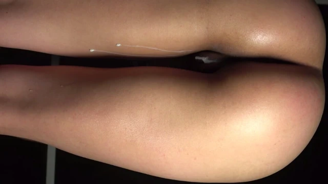 Bu büyük götü yağlıyor ve kokluyor ve sonra domalarak sikiyor ve tüm dölü içeride bırakıyor