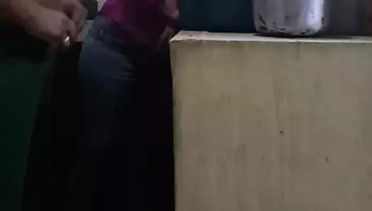 Hizmetçi bulaşıkları yıkarken sikiliyor, neredeyse karım tarafından yakalanıyordum