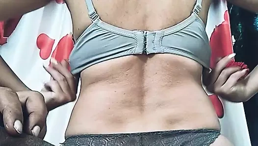 Güzel orta yaşlı seksi kadın yabancının üstüne çıkıyor