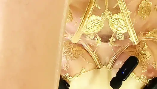 Ateşli büyük memeli transeksüel mastürbasyon yapıyor