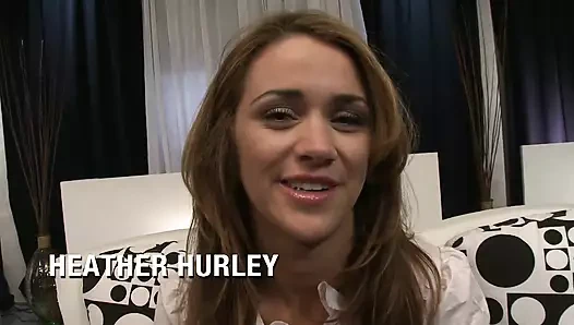 Küçük memeli dövmeli bebek bu edepsiz adamla oynama şansına sahip