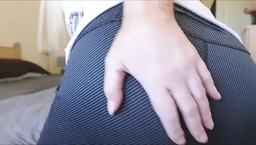 Anal Oyun Ve Göt Yalama Ve Yakın Çekim Serseri Yoga Pantolonunu Indirerek Göz Kırpıyor
