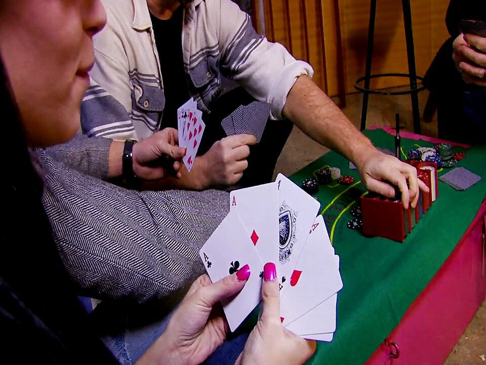Arkadaşlarla bir poker oyunu ve kim kazanırsa kız arkadaşımı siker