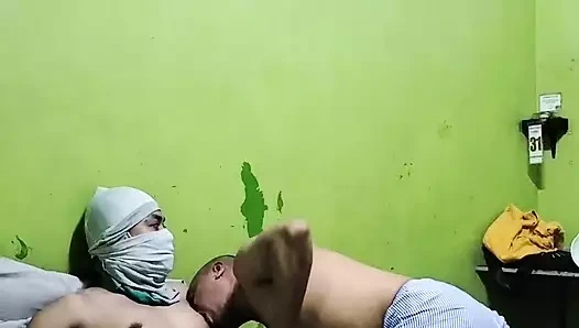 Pinoy heteroseksüel evli adamın yarağını emiyor