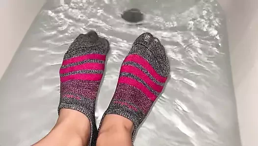 Atletik çoraplı ıslak çorap fetişi