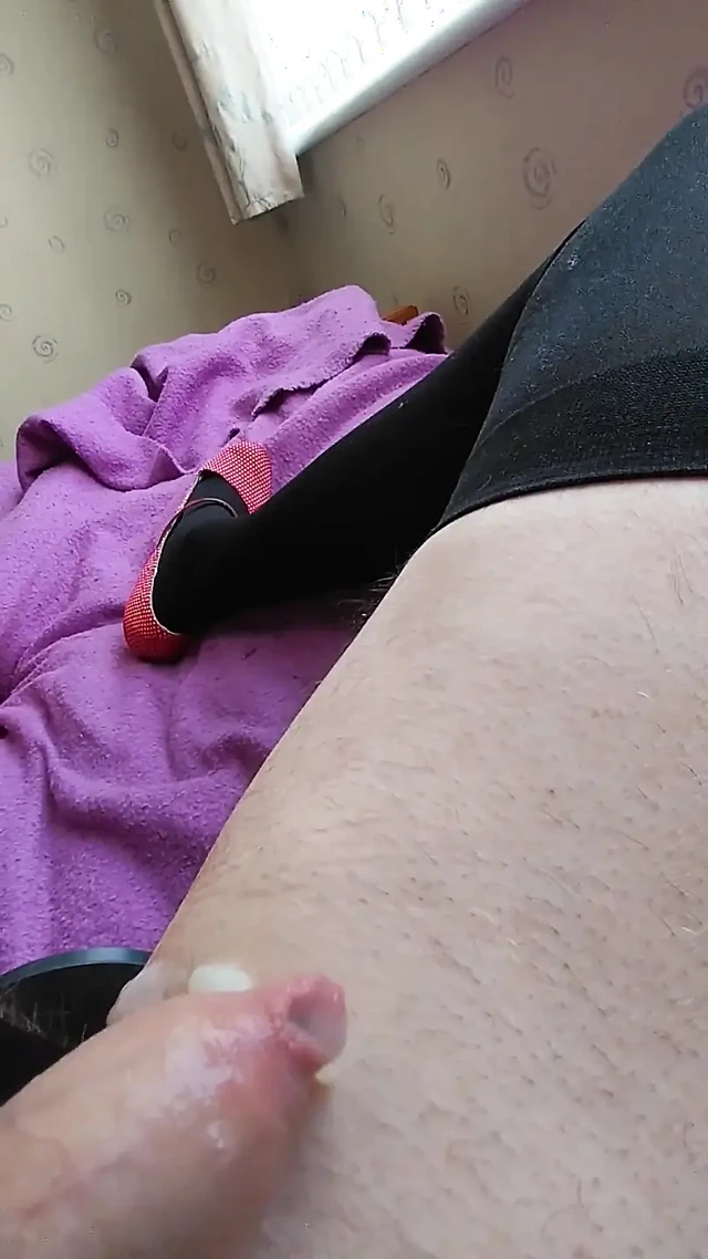 Kadın kılıklı amcığı takılıyken boşalıyor