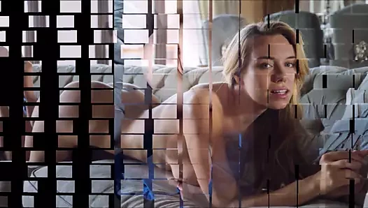 Sarışın güzel model için kolsuz elbisesini çıkarıyor