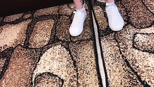 Ayak fetişi spor ayakkabı çoraplı ve çıplak ayaklar /sfw