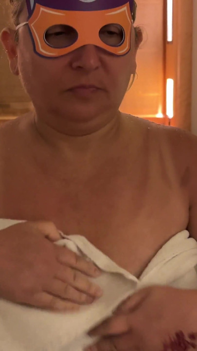 Zara otel banyosunda duş alıyor, sonra uyumak için yatak odasına gidiyor
