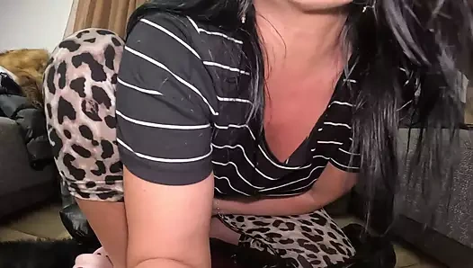 Uzun parmaklarım, seksi tabanlarım ve büyük ayaklarımla oynuyorum