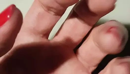 Tırnaklarımda kırmızı oje