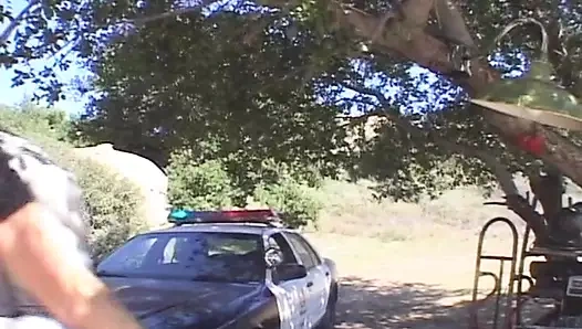 Şanslı dedektif iki polis sürtüğüyle ateşli anal üçlü seks yapıyor