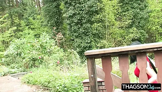 Ateşli esmer kızlar tutkulu lezbiyen seks yapıyor