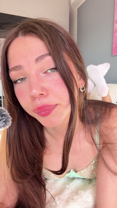 Yakınlaşmak için iç çamaşırlı asmr yumuşak dudak öpücüğü