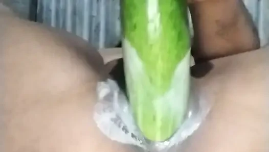 Hintli viral sürtük elini uzatıyor ve amcığımı salatalık ile daha sert sikiyor