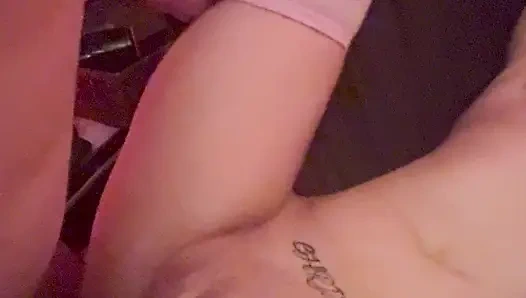 Aşağı doğru yarakla sikiliyor