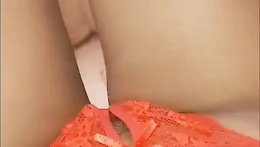 Cena romântica de uma garota de 21 anos no banheiro