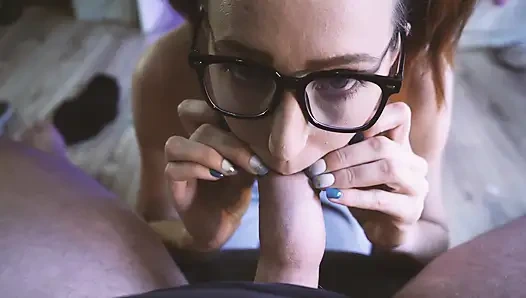 Şımarık inek kız sünnetikle oynuyor, yarak emiyor ve sonra memelerini siktiriyor ve gözlüklere boşalıyor