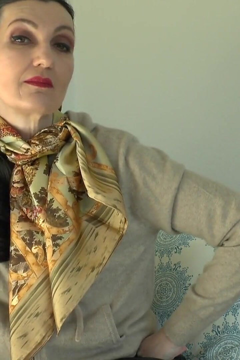 İpek bir atkı takın ve önümde mastürbasyon yapın, Lady Victoria Valente.