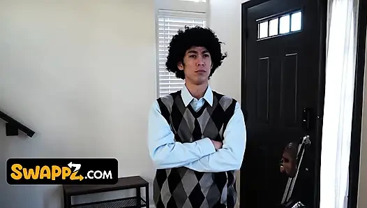 Büyük memeli tombul lexi luna, bella rossi ve codey carter vahşi grup sikişinde