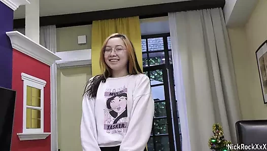 Kızıl saçlı yaramaz genç kitap kurdu sert sikiş için komşumuzu baştan çıkarıyor