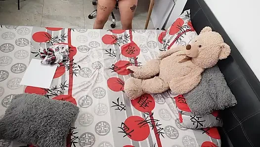 Kız arkadaşım bana iç çamaşırlı dövmelerini gösteren bir video gönderiyor.