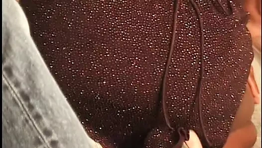 Iki seksi popo abanoz civcivler almak göt ve kedi becerdin tarafından beyaz horoz üzerinde kanepe