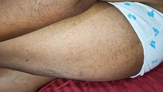 Asyalı evli kadın ev yapımı video çekiyor