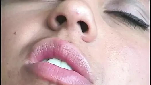 İyi şekilli melez hatun evde yatağında dick pulluklar