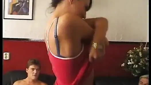 Üç azgın adamla çevrili çıplak esmer kaltak gibi göt deliğini sikiyor