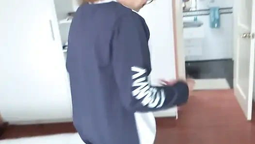 Porno izlerken üvey oğlumla karşılıklı mastürbasyon ve kıllı amcığıma boşalıyor.