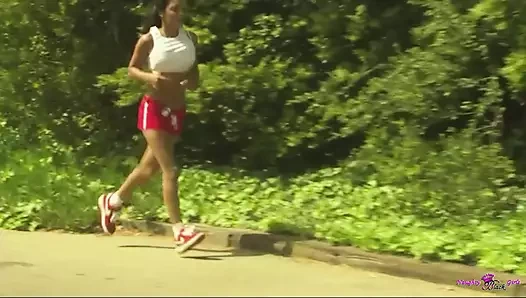 Bu zenci kızlar sert bir büyük zenci yarağına binerken inliyor ve çığlıklar kilometrelerce duyuluyor