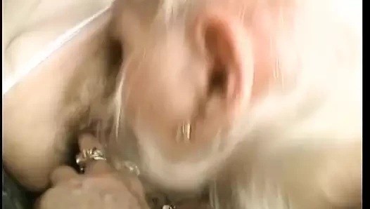 Beyaz iç çamaşırlı iki büyük memeli nine çift başlı dildo ile makaslıyor