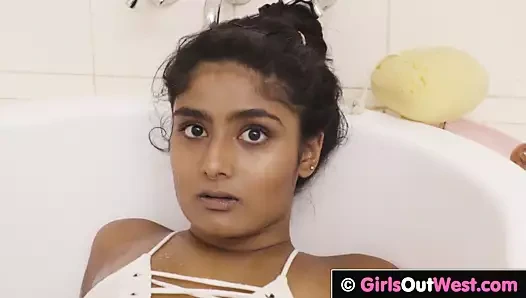 Seksi kıllı bebek süt banyosunda mastürbasyon yapıyor