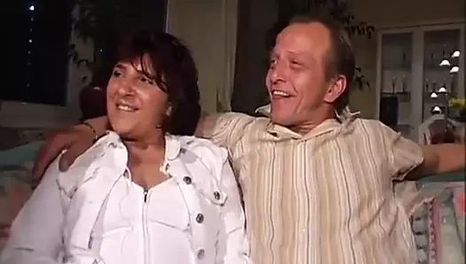 Simones Hausbesuche evli çiftlere yoğun bir şekilde nasıl sikişeceklerini öğretiyor