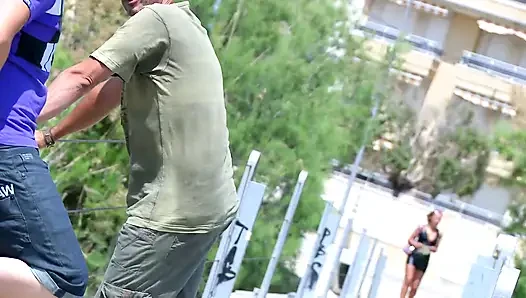 İspanyol kız seks hakkında konuşuyor ve kayıp yerde sikiliyor