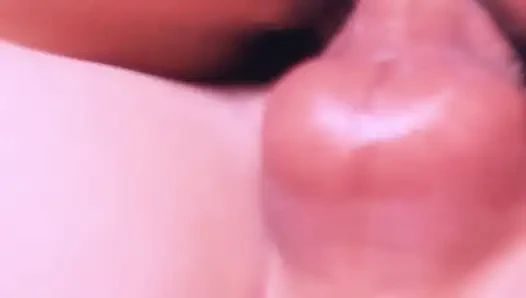Derine biniyor ve son dökülmeye kadar yarağının üzerinde zıplıyor.