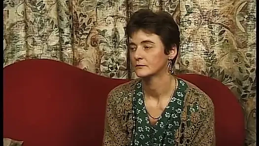 Olgun esmer amcık yaşlı adamın sikini emmeden önce yalıyor