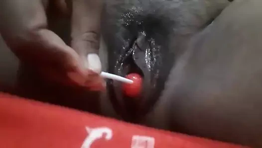 Arlen Hub inliyor ve tatlı bir ikram için mastürbasyon yapıyor