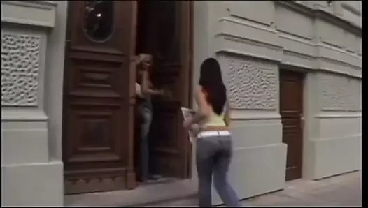 İki adam her delikten iki güzel kıza giriyor